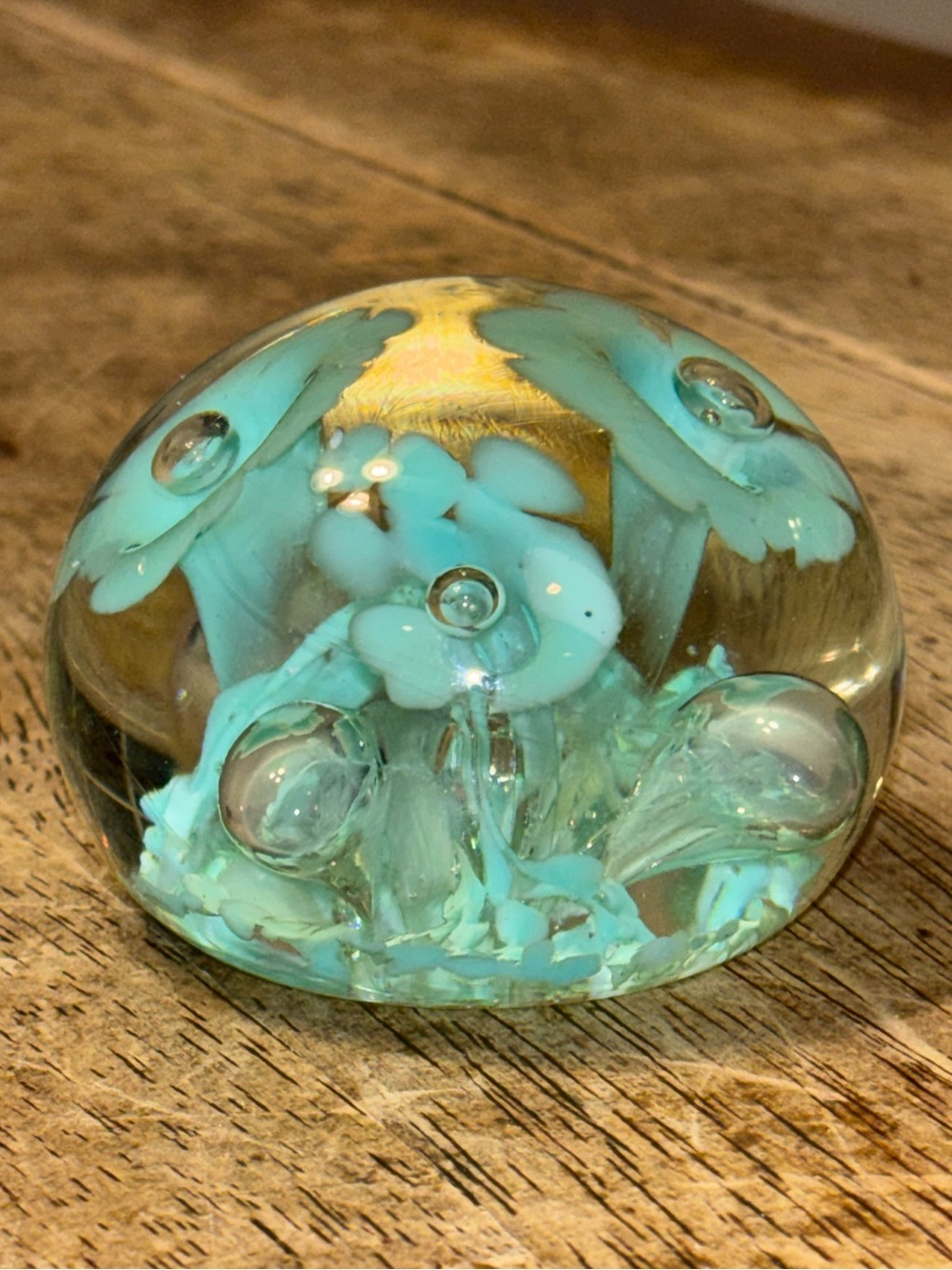 BEAUTIFUL VINTAGE GLASS PAPERWEIGHT